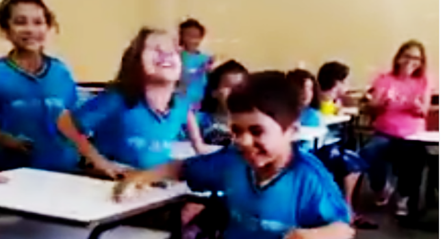 vídeo de criança com paralisia infantil