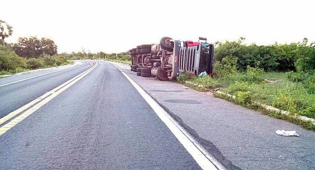 carreta com móveis