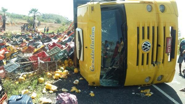 caminhão com frutas floriano acidente