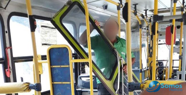 porta de ônibus passageira flagrante teresina