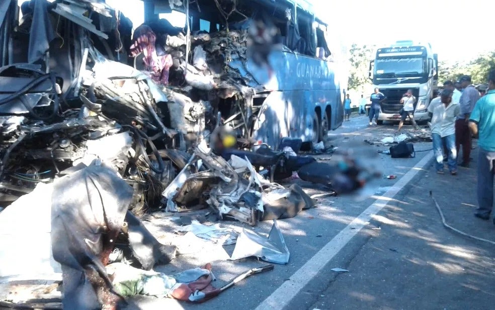 ônibus da guanabara colisão carreta mortos feridos prf corpo de bombeiros