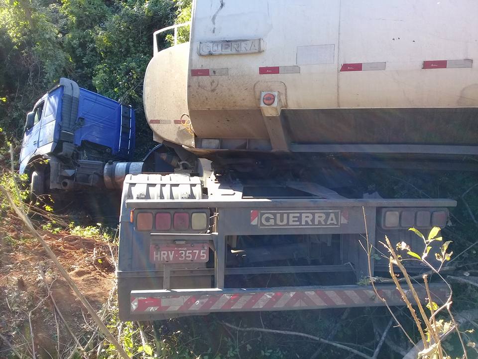 Carreta ribanceira condutor veículo