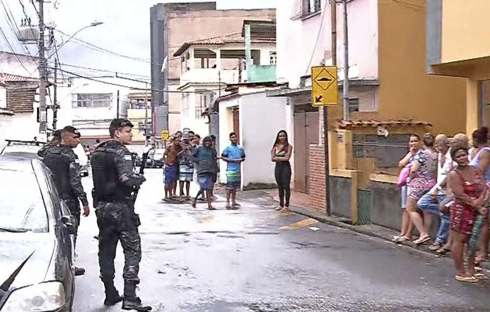 Bebê troca de tiros polícia criminoso Vitória