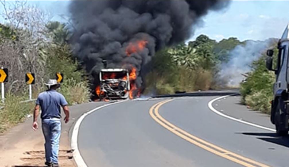 caminhão carregado campo maior carne fogo incêndio