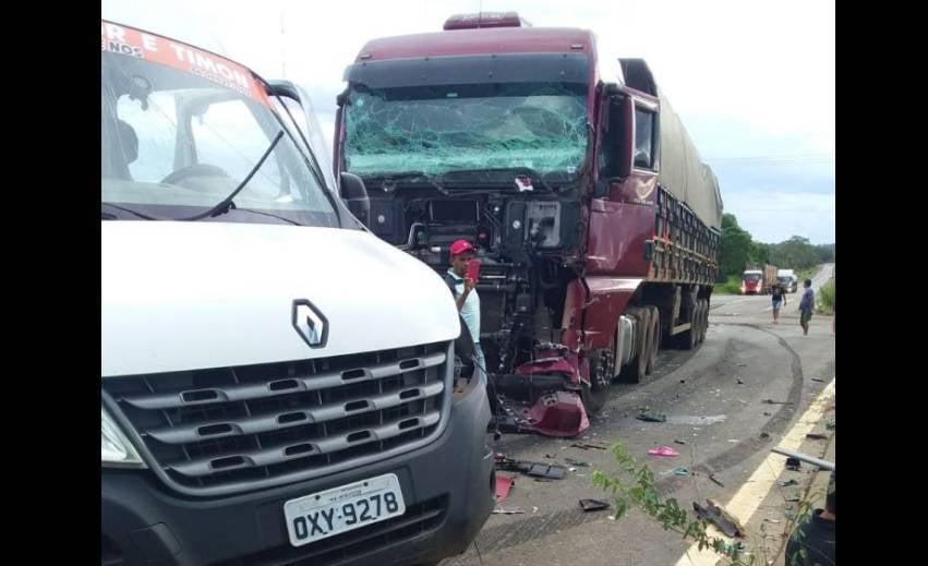 colisão da carreta com van, acidente em caxias