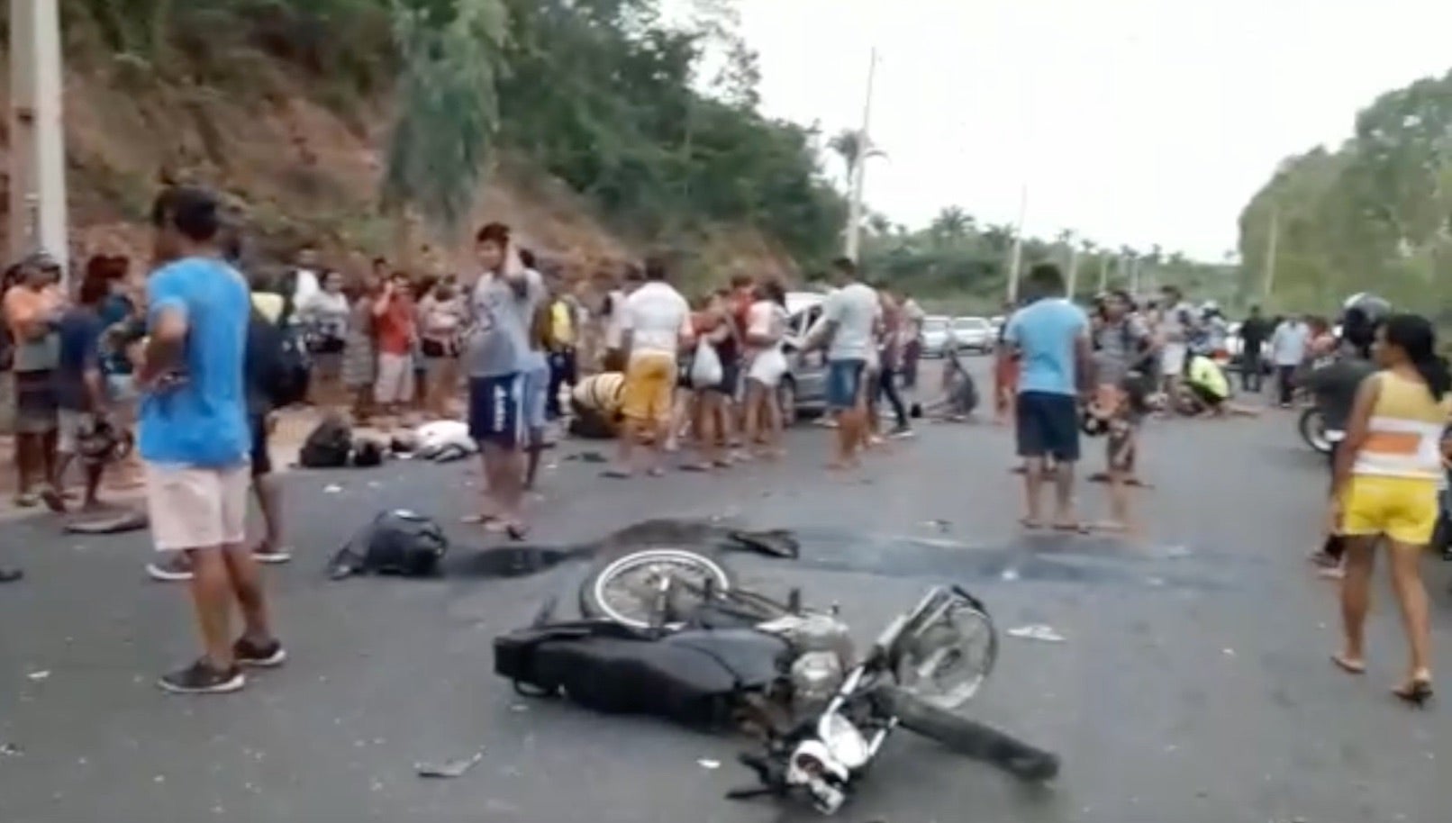 acidente entre automóvel e moto pedra mole