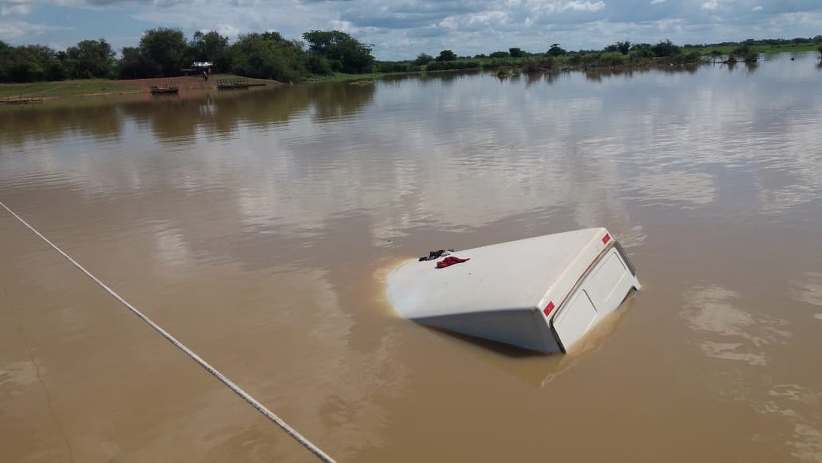 Van com quatro pessoas buriti dos lopes