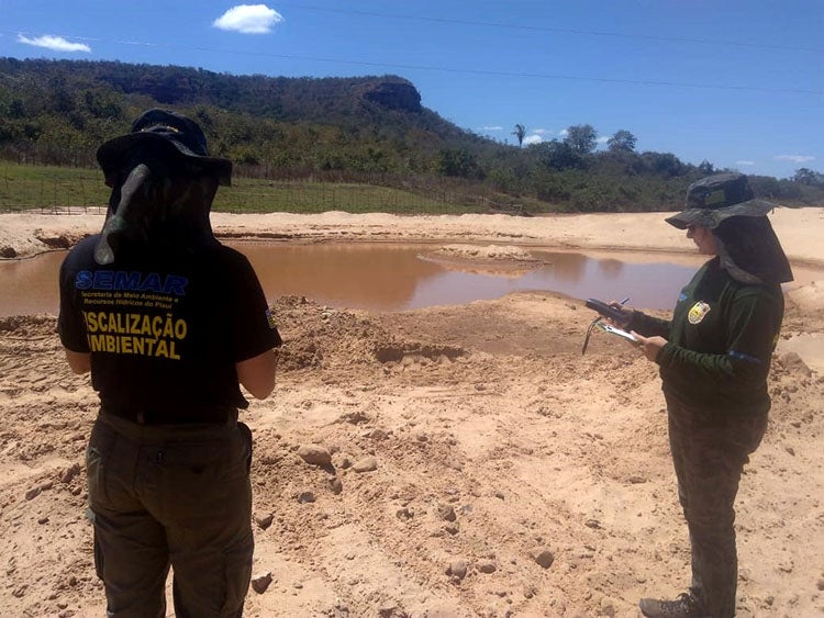 Extração ilegal de areia em Amarante