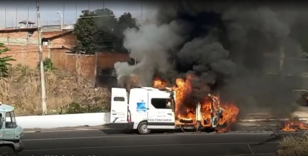 Viatura transportando presos incêndio teresina