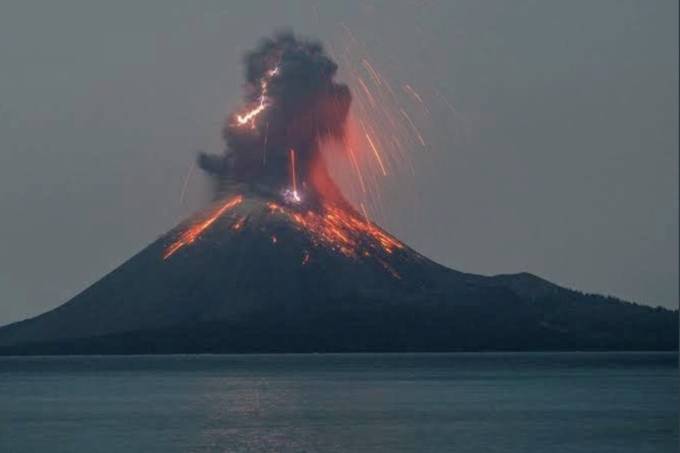 vulcão krakatoa indonésia