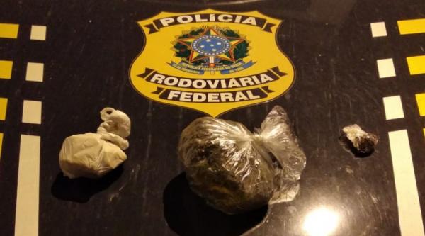 mulher presa com drogas em mochila floriano