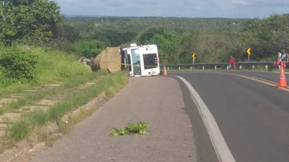 Caminhão com carga de frutas Buriti dos Lopes