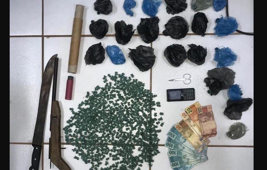 pedras de crack encontradas na casa do pai de santo em Zé Doca