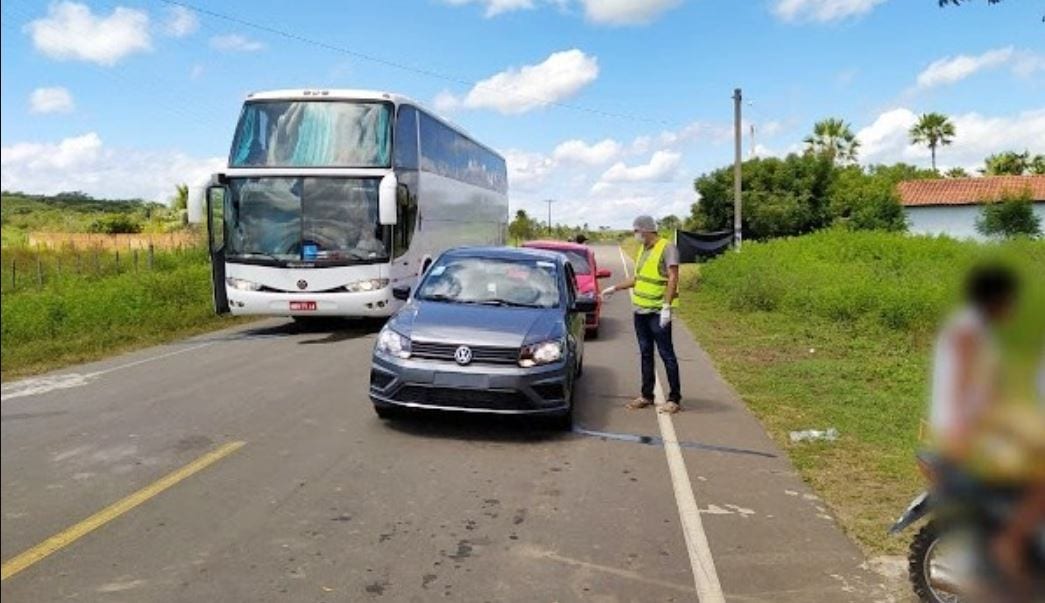 ônibus interceptado com 40 passageiros em Caxingó