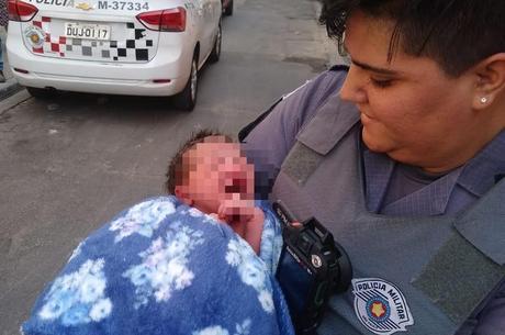 Policiais encontram bebê em caixa de papelão em escadaria