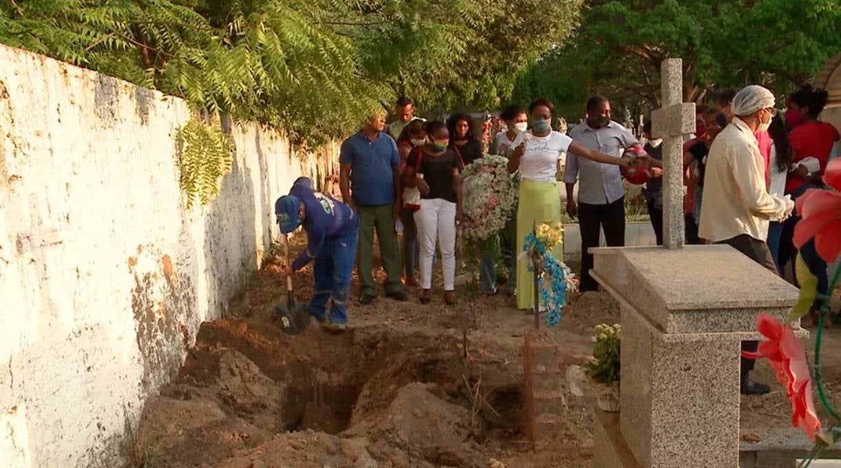 criança de 2 anos, enterro em teresina, baleada na cabeça