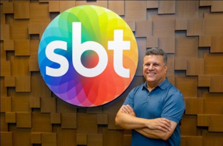 Téo José assina contrato para ser o narrador oficial do SBT