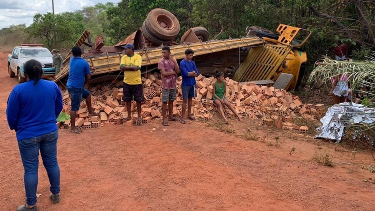 caminhão carregado de tijolos em barras