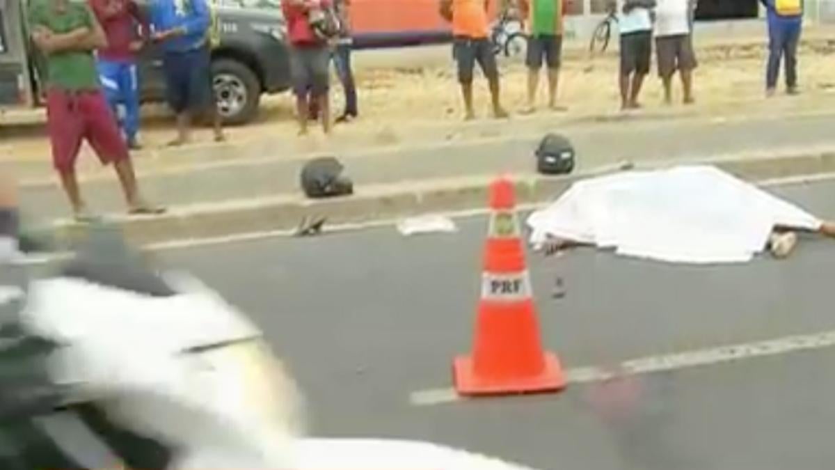 Populares apedrejam carro que atropelou e matou mulher em Teresina