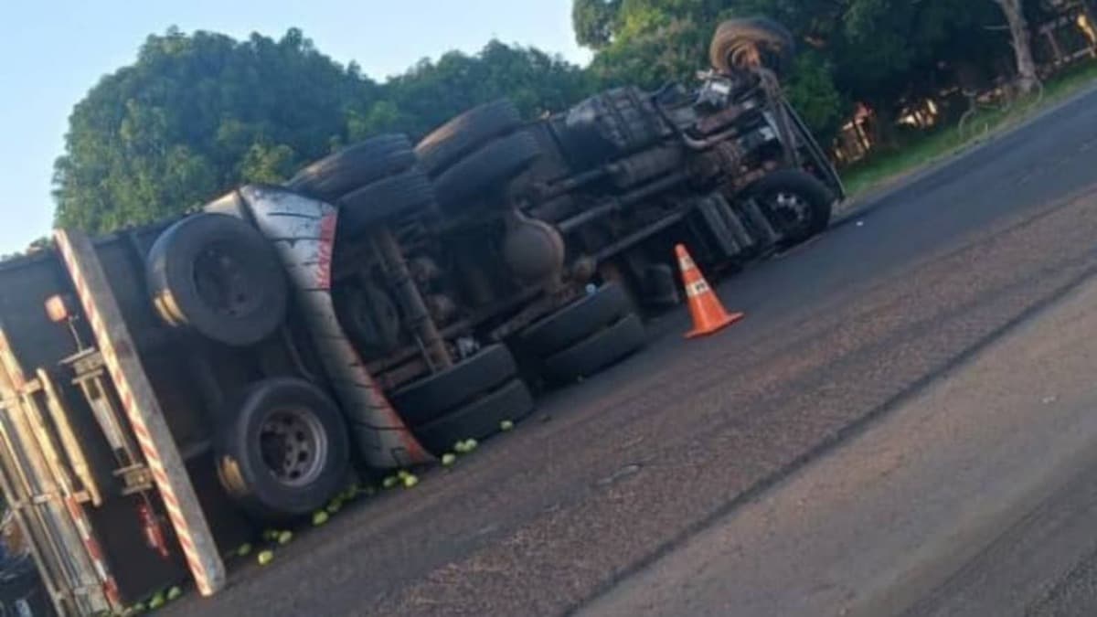 caminhão tomba em altos