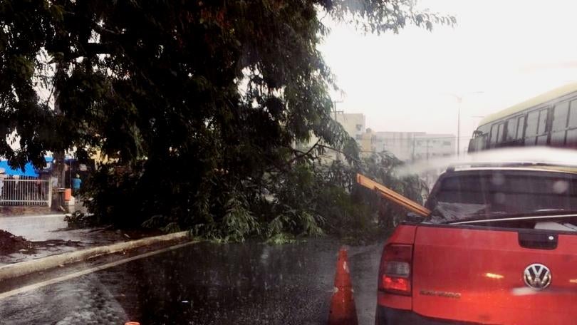 Ruas de São Luís do MA ficam alagadas após chuva rápida