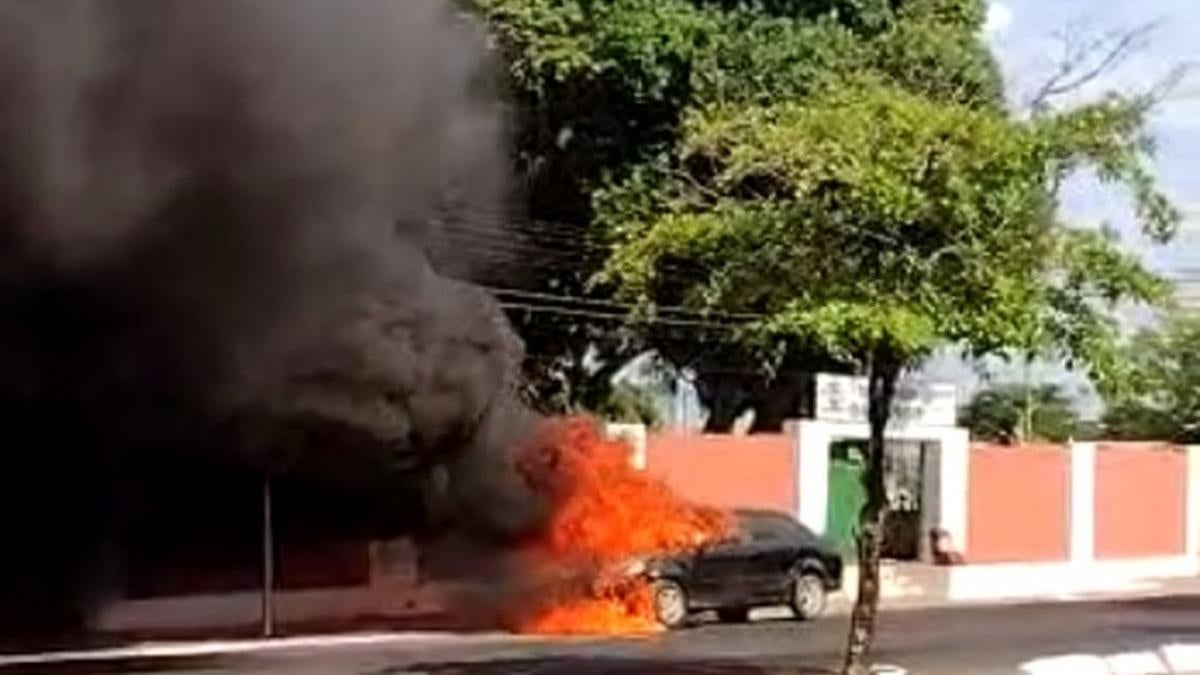 automóvel pega fogo, teresina