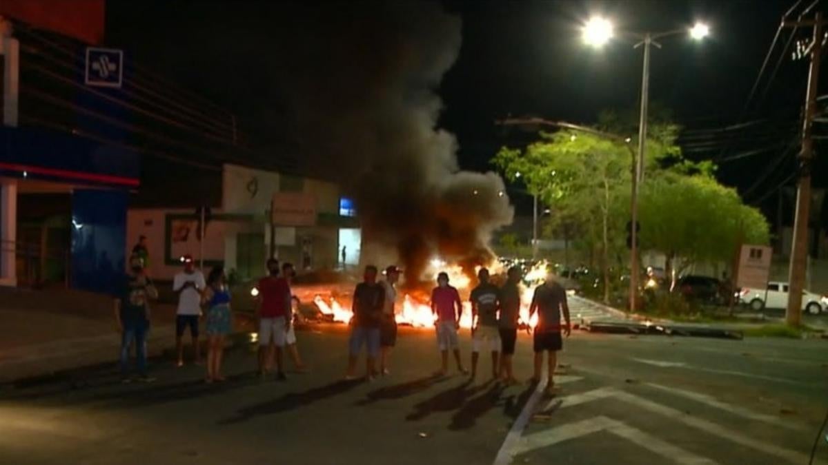 Há 48 horas sem energia, moradores de bairros interditam avenidas em Teresina