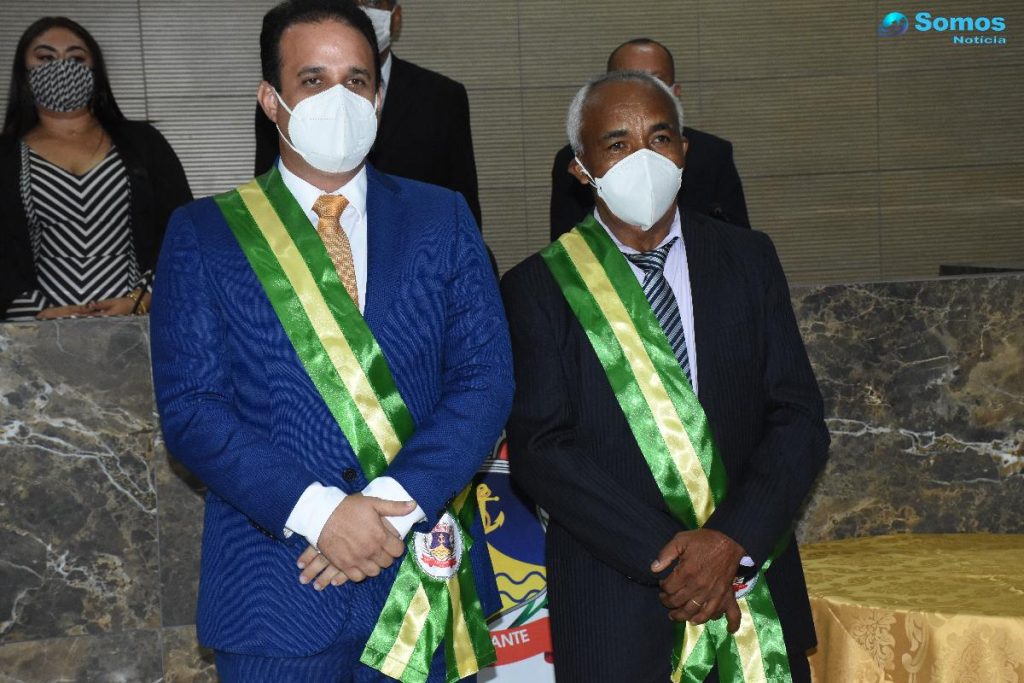 A posse de Diego Teixeira e Mateus Vilarinho aconteceu na Câmara de Vereadores