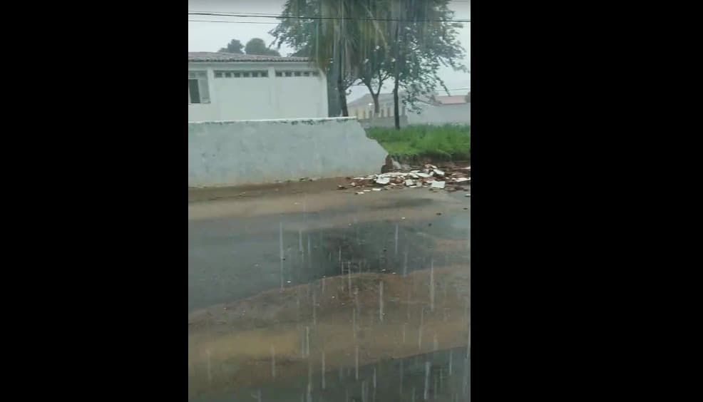 Forte chuva em Amarante deixa ruas intrafegáveis e derruba parte do muro do hospital