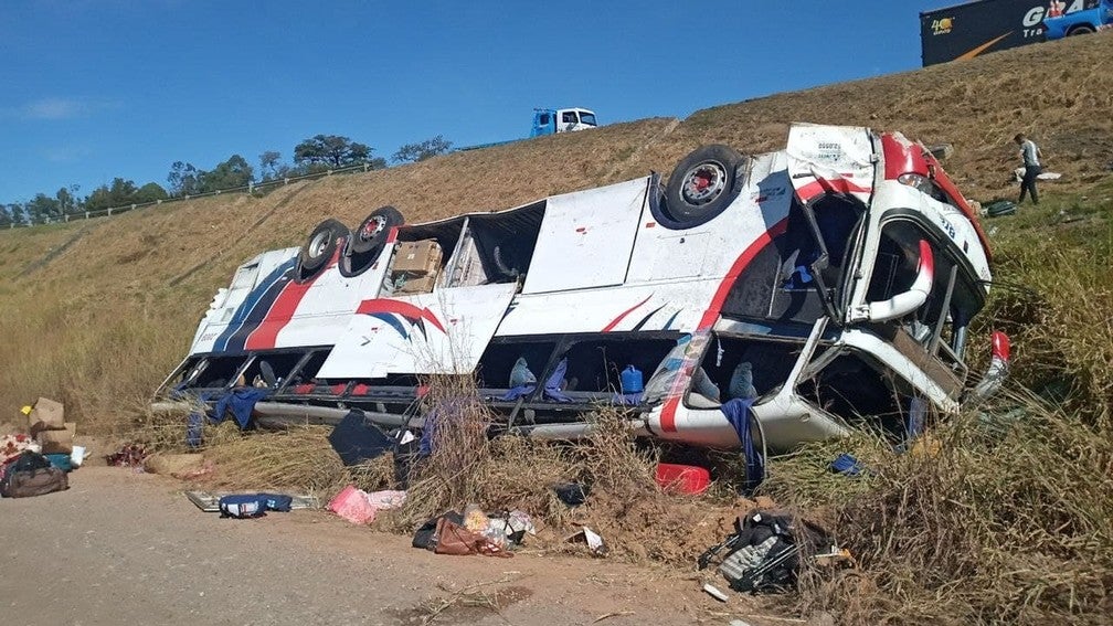 Ônibus de turismo capota e cai de ribanceira deixando 03 mortos e 37 feridos