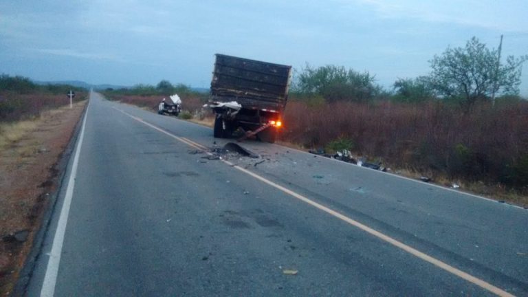 Dois piauienses morrem na Bahia durante colisão de Hilux com caminhão; prefeitura emite nota de pesar