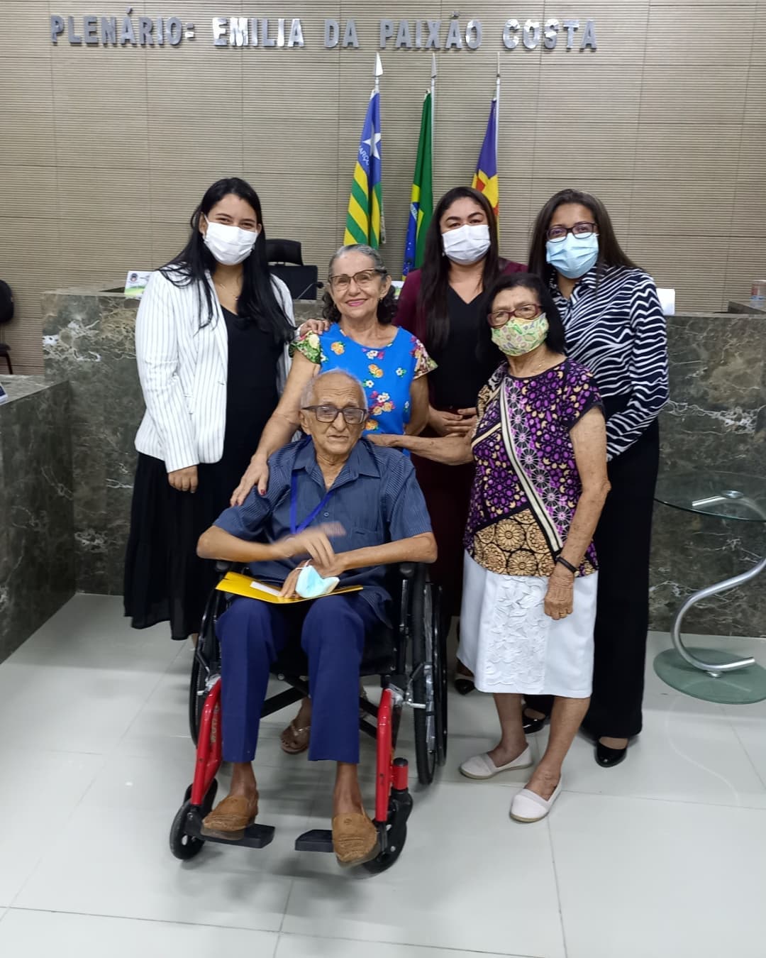 Comerciante Zé Costa recebe título