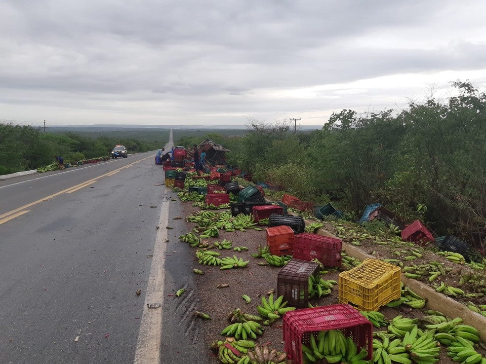 Caminhão carregado de bananas tomba em Jaicós; condutor fica ferido