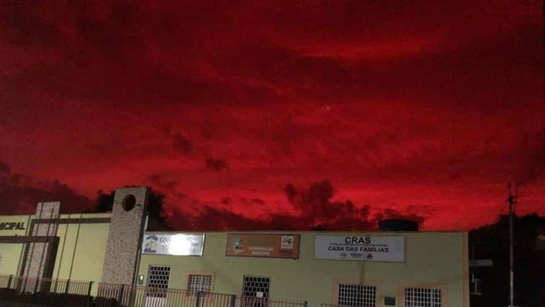 Céu amanhece com tons vermelho e rosa em Teresina e Campo Largo com chegada de cinzas vulcânicas ao Piauí