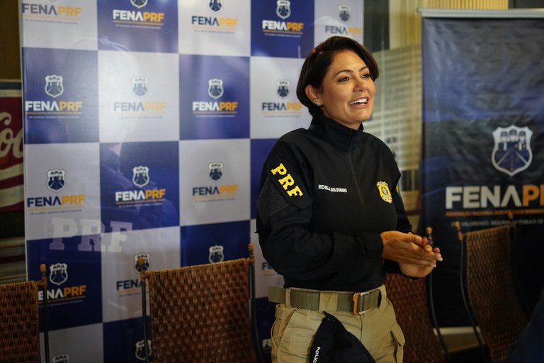 Com uniforme da PRF, Michelle Bolsonaro faz homenagem à instiuição