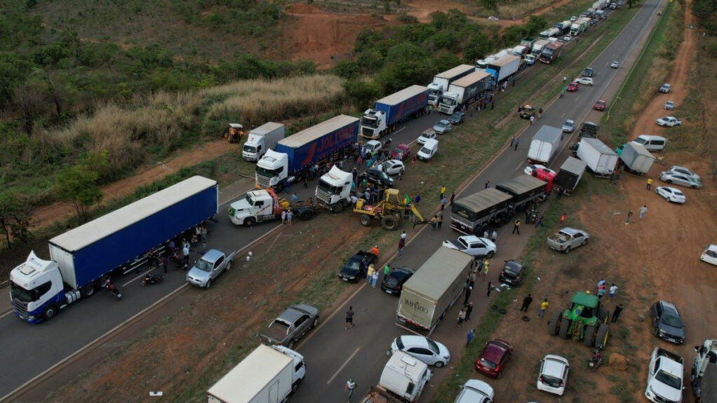 Protestos de caminhoneiros bloqueiam trânsito em 20 estados