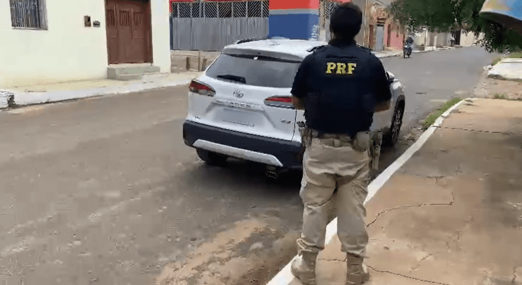 PRF apreende carro clonado na BR 316, em Valença do Piauí; vídeo