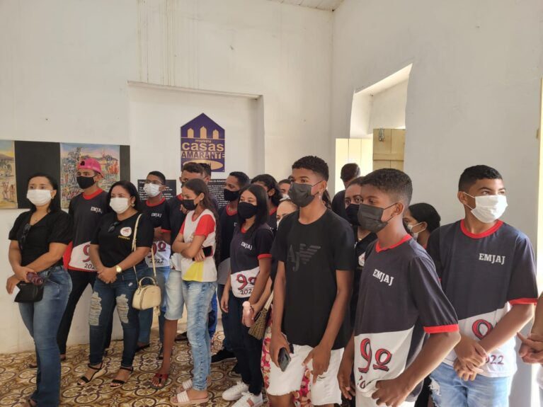 Alunos da escola Mãe Júlia, na Tapera, visitam pontos turísticos de Amarante