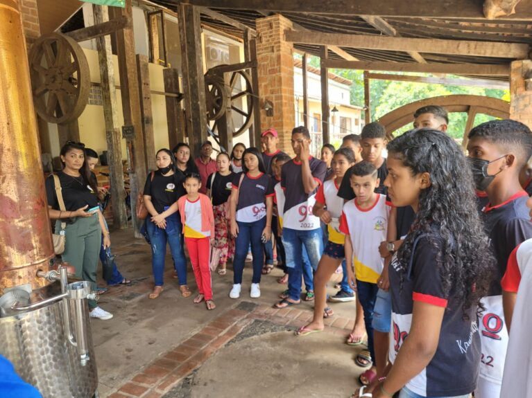 Alunos da escola Mãe Júlia, na Tapera, visitam pontos turísticos de Amarante