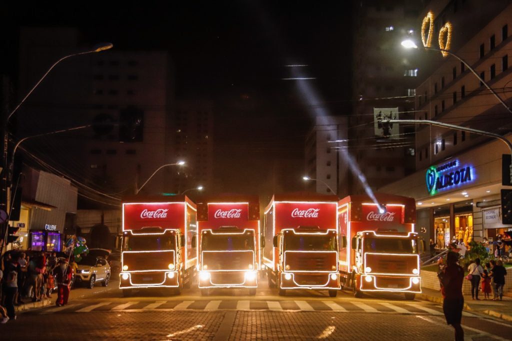 Caminhões iluminados da Caravana de Natal da Coca-Cola chegam em Teresina
