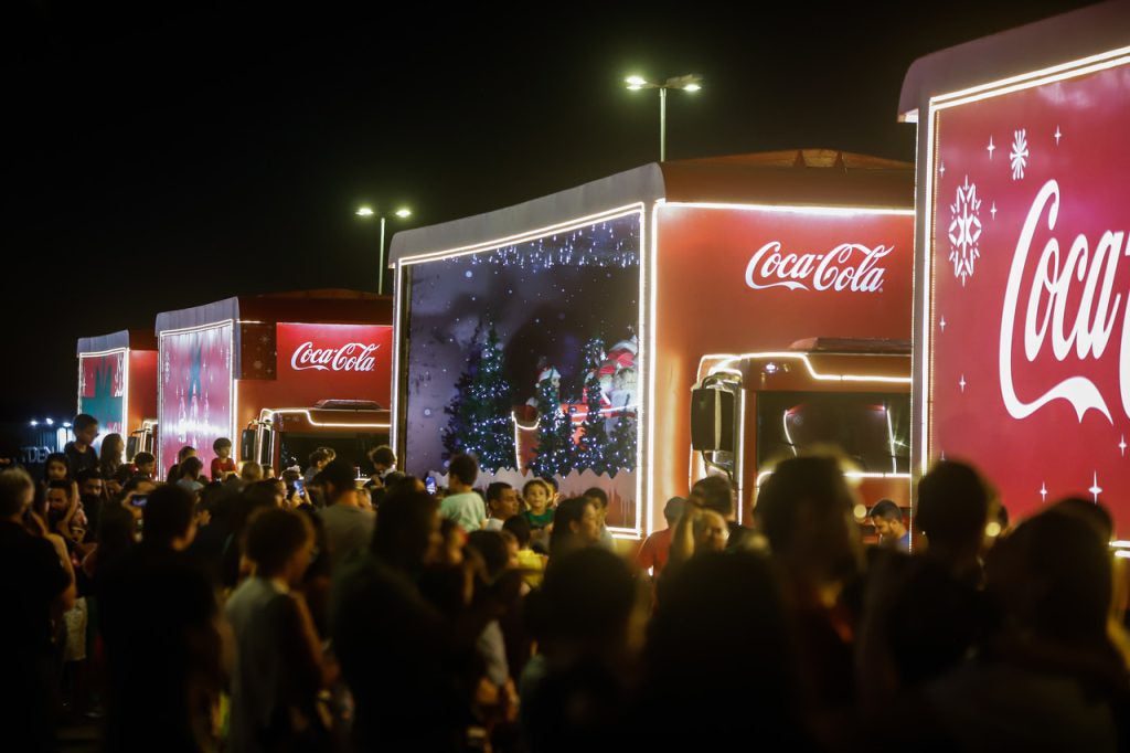 Caminhões iluminados da Caravana de Natal da Coca-Cola chegam em Teresina