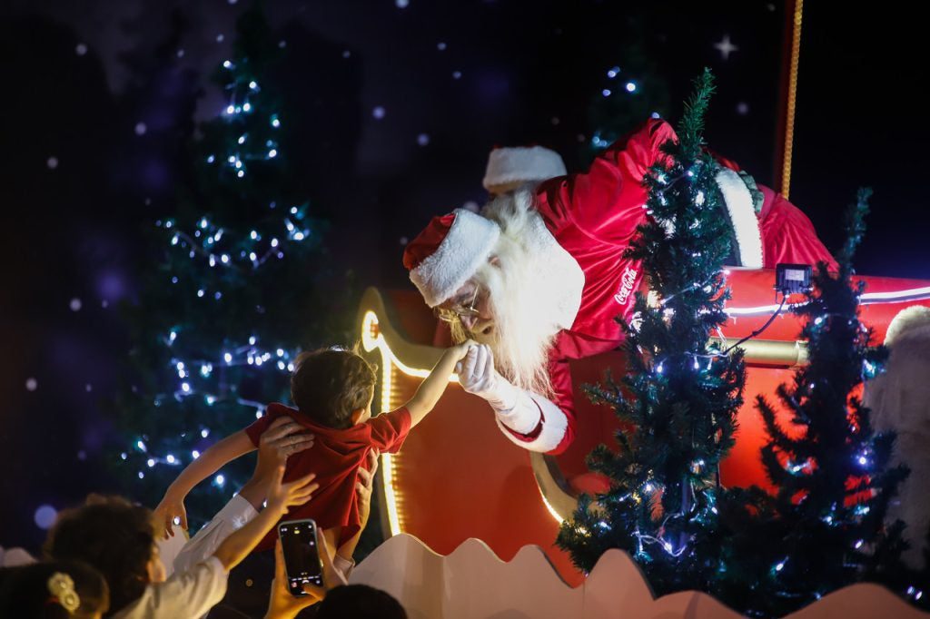 Caminhões iluminados da Caravana de Natal da Coca-Cola chegam em Teresina