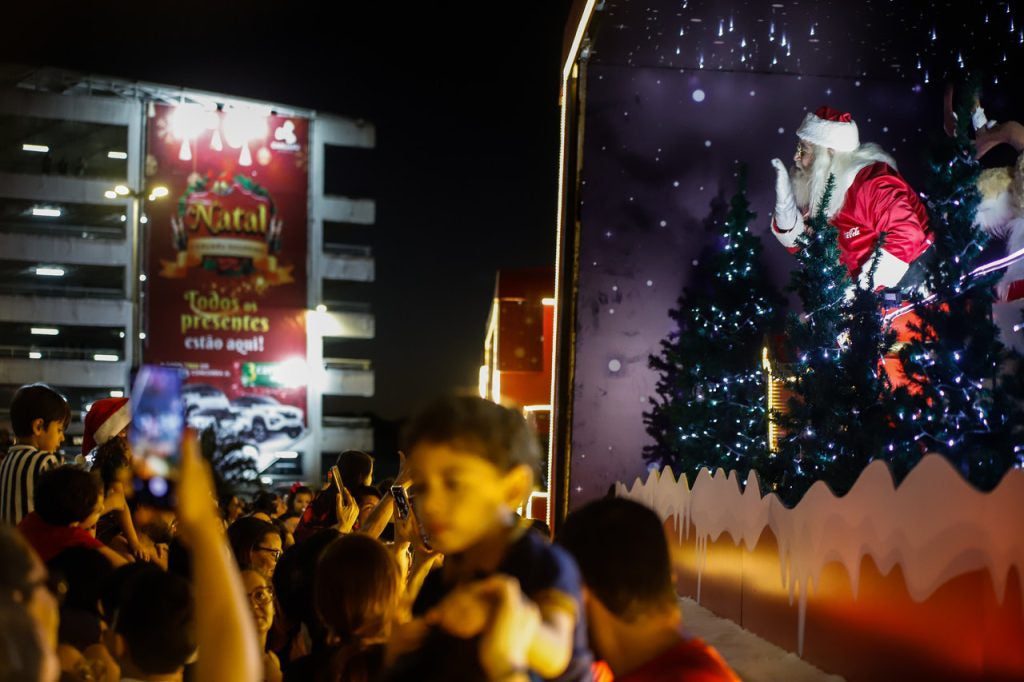 Caminhões iluminados da Caravana de Natal da Coca-Cola chegam em Teresina