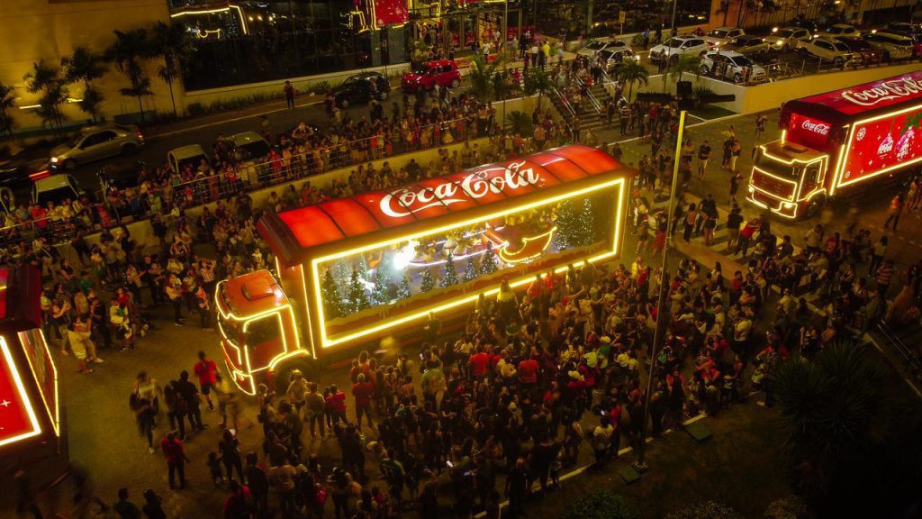 Caminhões iluminados da Caravana de Natal da Coca-Cola chegam em Teresina