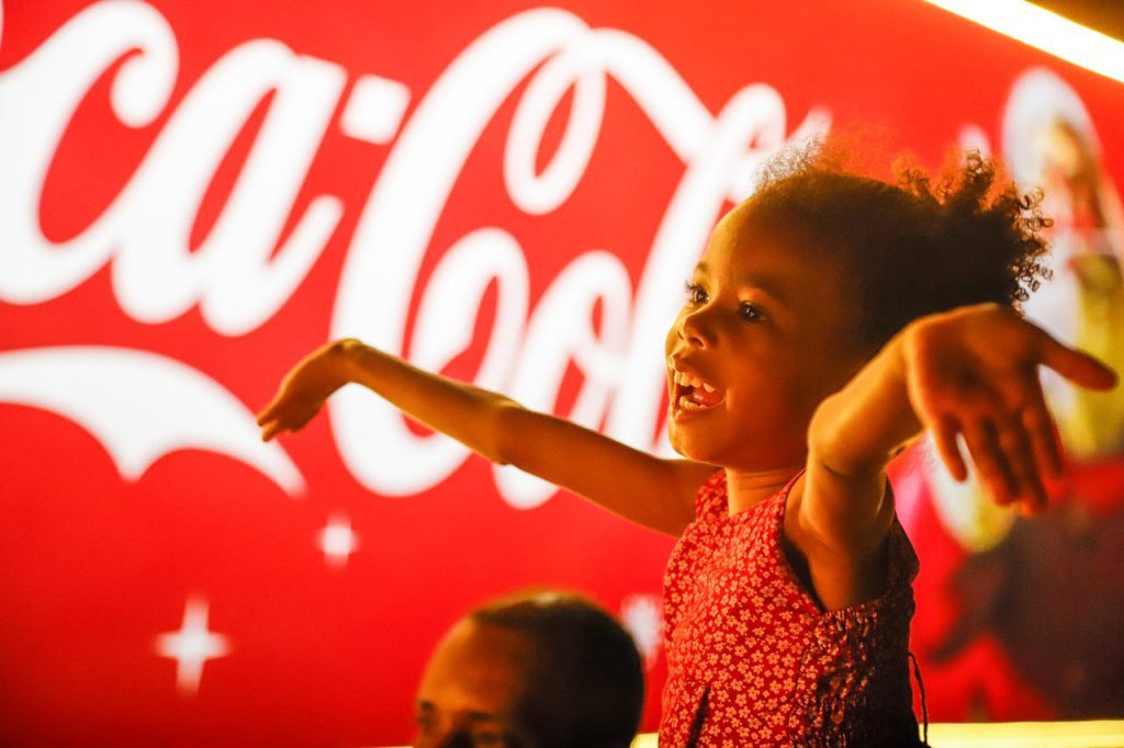 Caminhões iluminados da Caravana de Natal da Coca-Cola chegam em Teresina