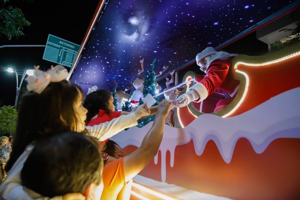Caminhões iluminados da Caravana de Natal da Coca-Cola chegam em Teresina