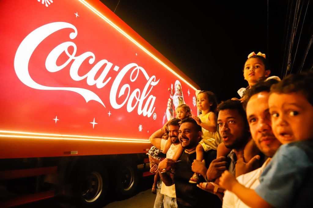 Caminhões iluminados da Caravana de Natal da Coca-Cola chegam em Teresina