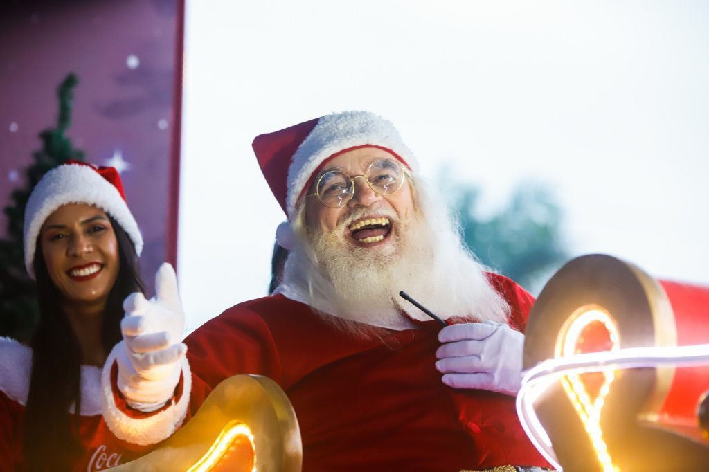 Caminhões iluminados da Caravana de Natal da Coca-Cola chegam em Teresina