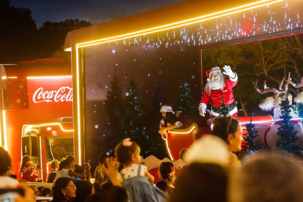 Caminhões iluminados da Caravana de Natal da Coca-Cola chegam em Teresina