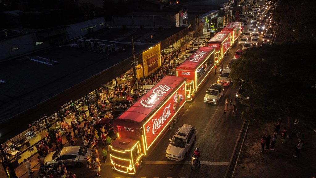 Caminhões iluminados da Caravana de Natal da Coca-Cola chegam em Teresina